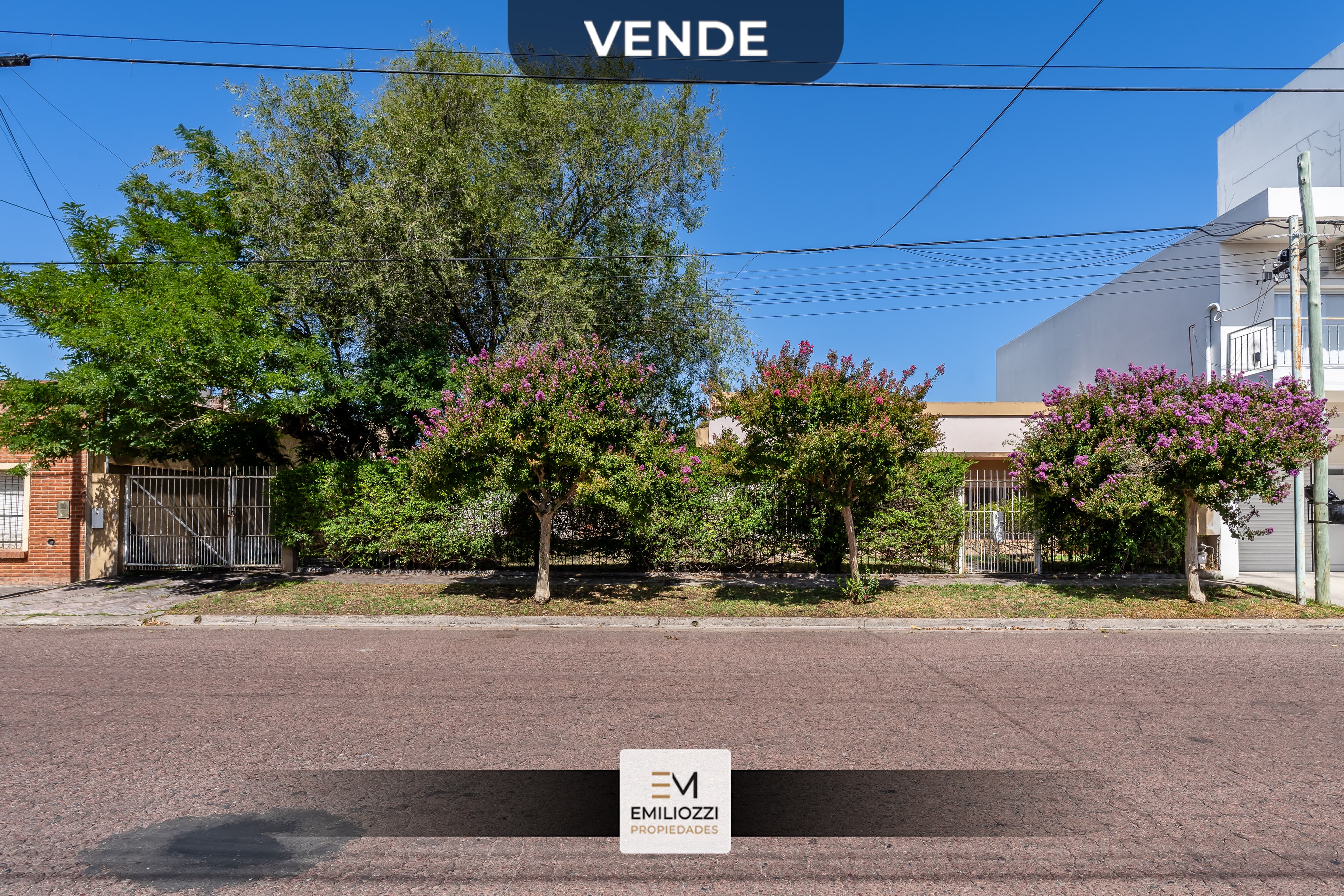 SE VENDE DESTACADA PROPIEDAD EN BARRIO MARIANO MORENO