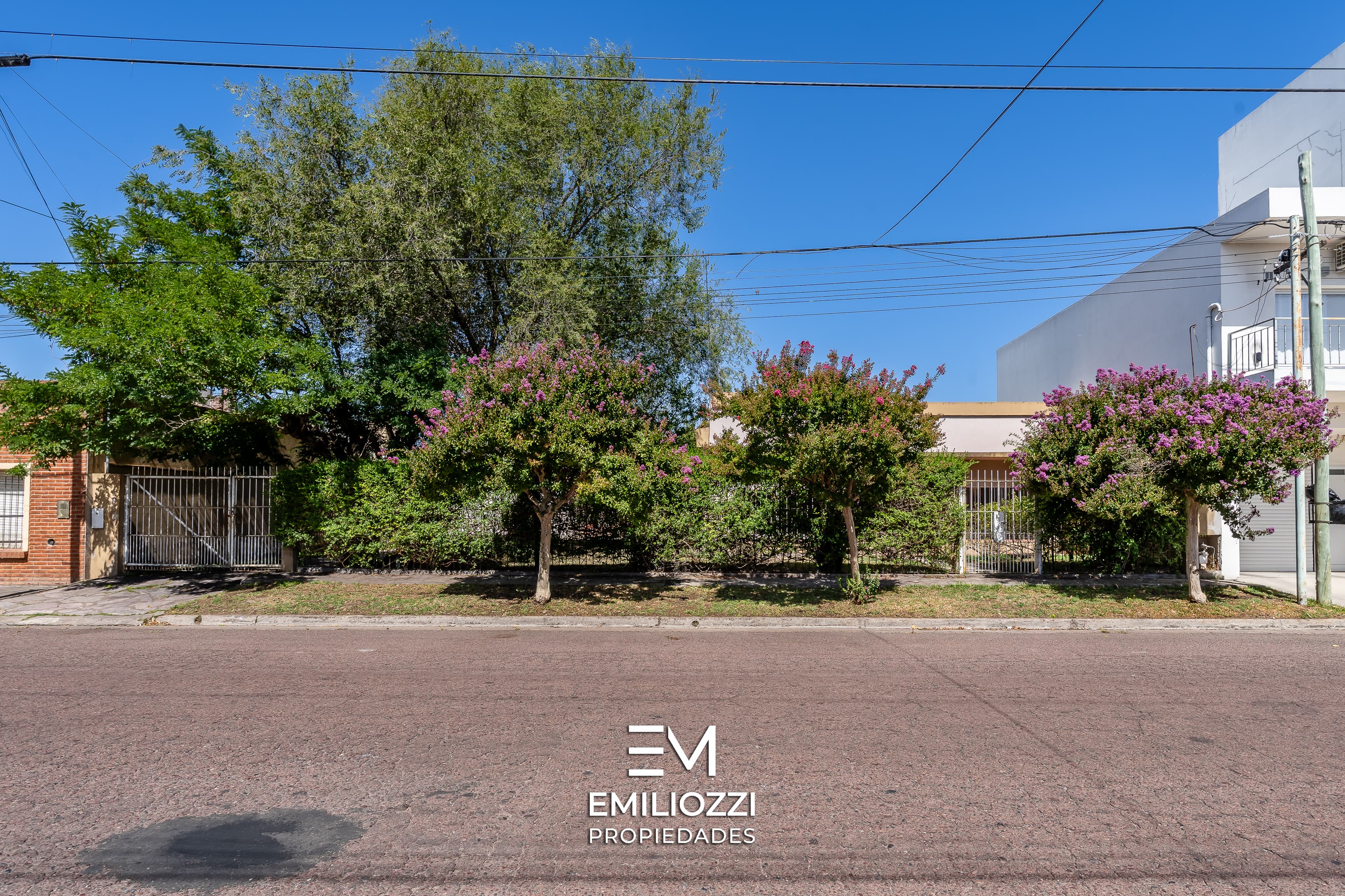 SE VENDE DESTACADA PROPIEDAD EN BARRIO MARIANO MORENO