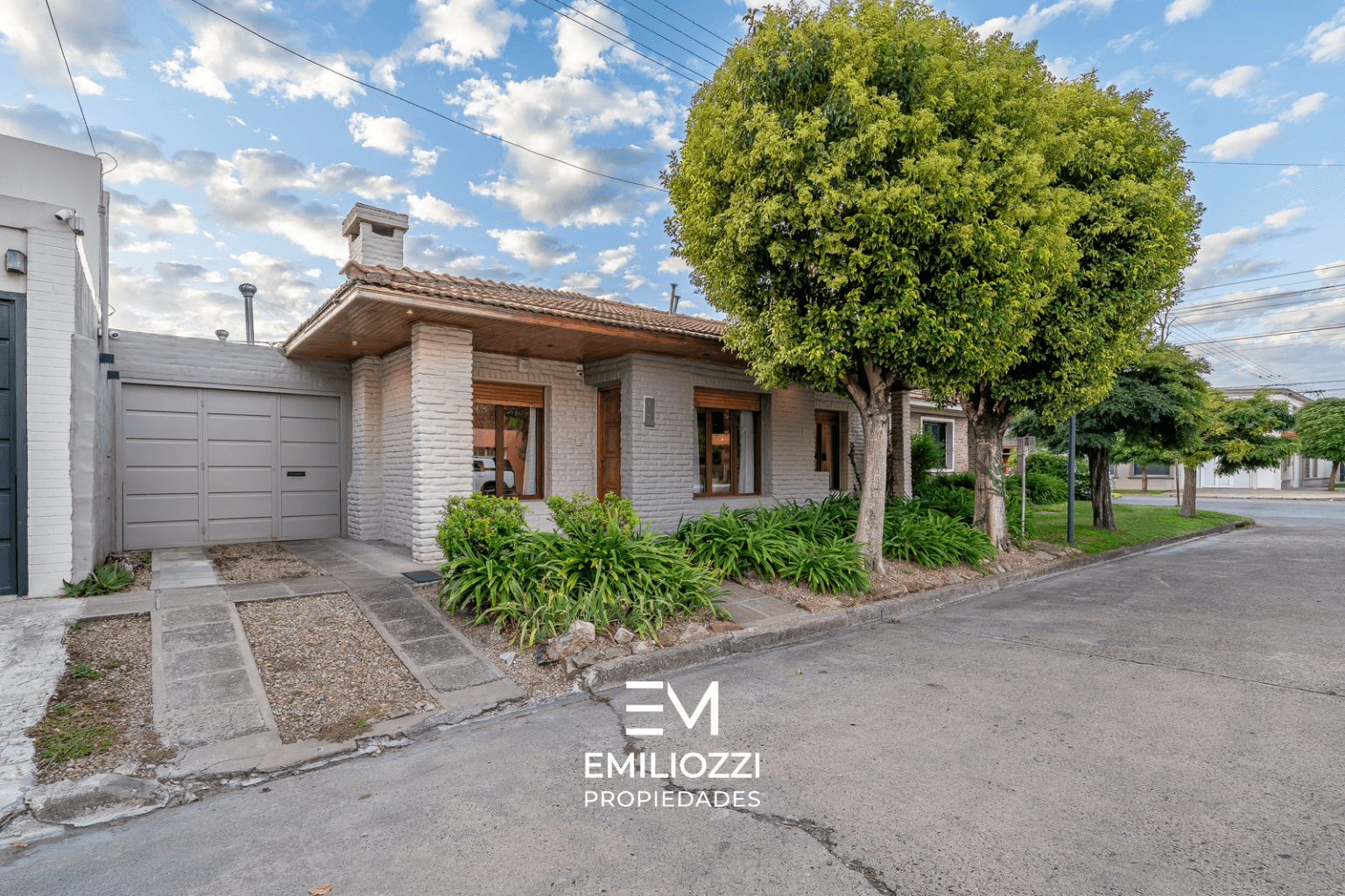 IMPERDIBLE CASA EN MARIANO MORENO ¡APTA CRÉDITO HIPOTECARIO!