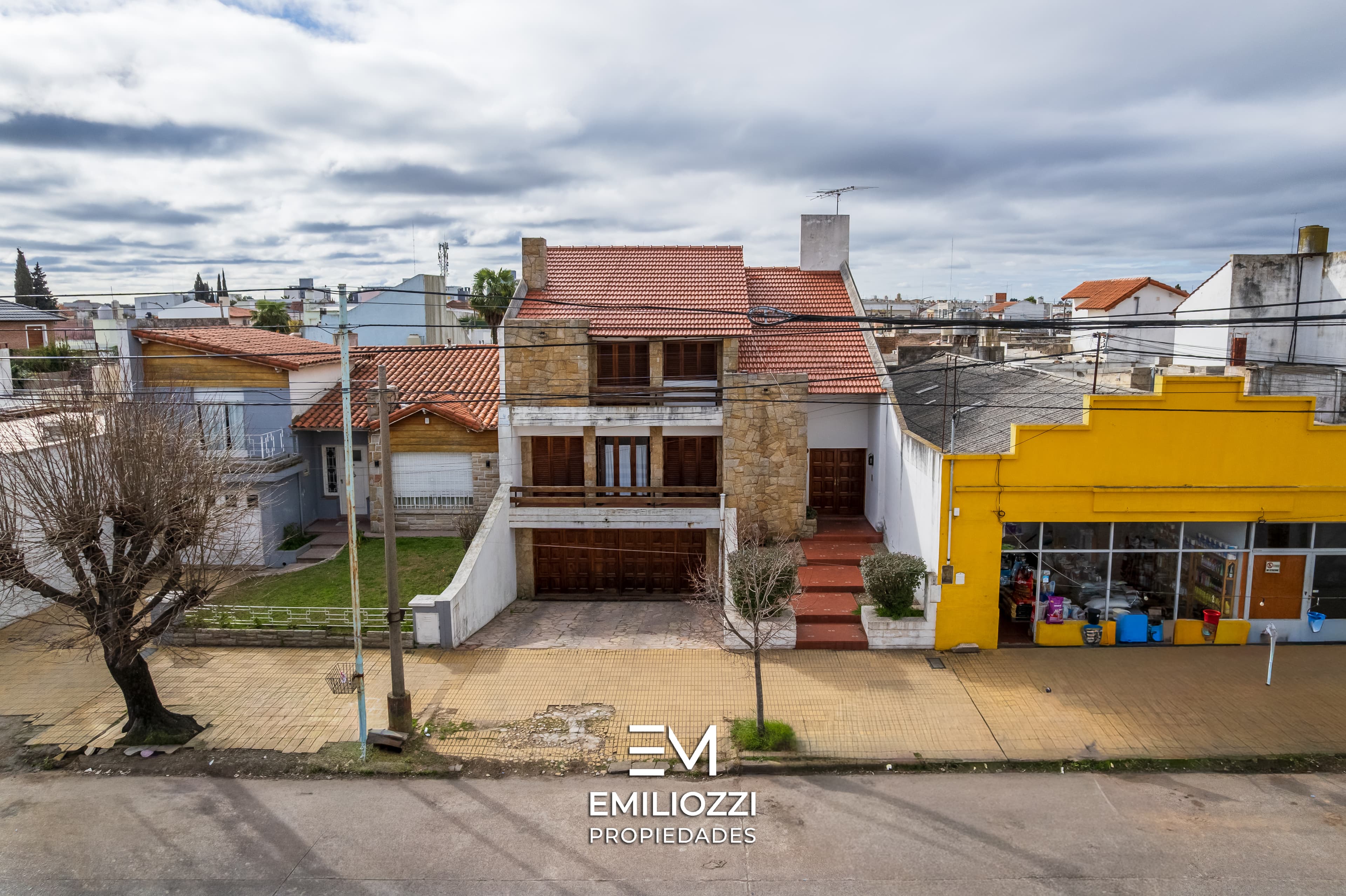 AMPLIA CASA FAMILIAR CON PILETA 🏡