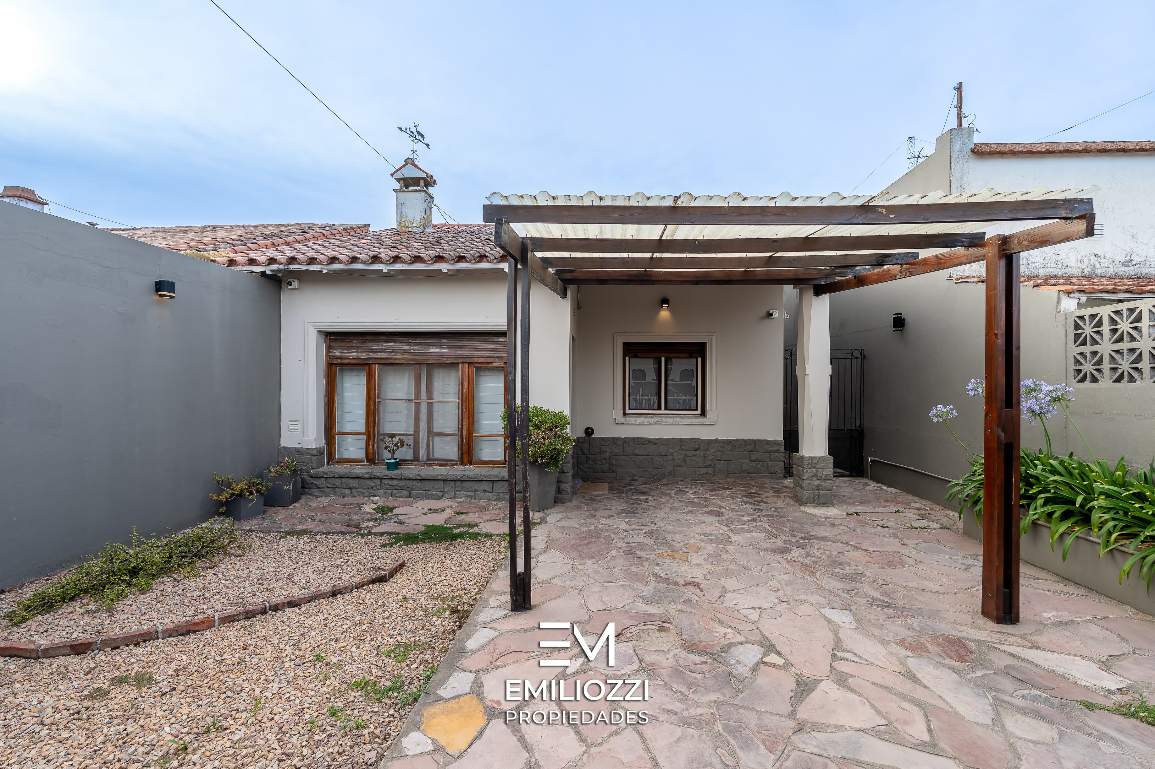 SE VENDE CASA + MODERNO DEPARTAMENTO TIPO LOFT INDEPENDIENTE EN ROCA MERLO